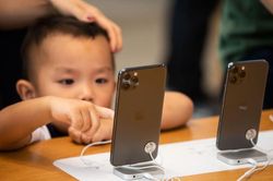 Sự thật khi dỗ trẻ bằng điện thoại