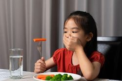 Vì sao trẻ tập ăn thường né tránh rau xanh?