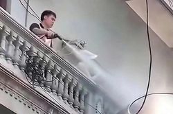 Khởi tố người đàn ông dùng vòi cao áp xịt thợ xây nhà hàng xóm