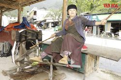 Nghề dệt lanh lưu giữ hồn cốt văn hóa của người H'Mông vùng cao Tuyên Quang