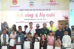Chương trình 'Ánh sáng và Nụ cười' khám bệnh miễn phí và tặng gần 1.700 suất quà cho người dân Quảng Trị