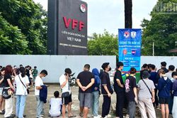 [Ảnh] Người hâm mộ xếp hàng nhiều giờ mua vé xem Đội tuyển Việt Nam đấu với Campuchia