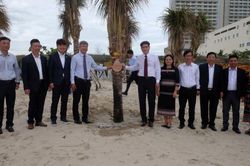 Tiếp nhận và trồng dừa lưu niệm cùng Đoàn đại biểu quận Hamyang