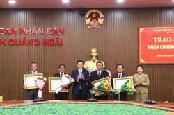 Trao Huân chương Lao động cho các đồng chí nguyên lãnh đạo tỉnh Quảng Ngãi