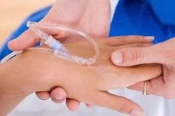 Chuyên gia y tế cảnh báo nguy cơ từ truyền dịch tại nhà