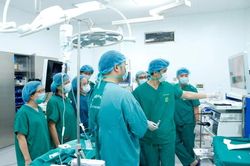 Ho suốt 2 năm v&igrave; dị vật đường thở, cụ b&agrave; 70 tuổi su&yacute;t phải cắt phổi