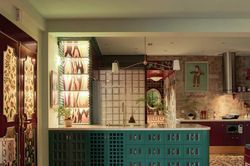Biến căn hộ cũ 80m² thành không gian Art Deco với gam xanh - đỏ nổi bật