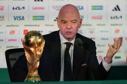 Chủ tịch Infantino v&agrave; FIFA bị tố 'tống tiền'