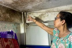 Người dân Đà Nẵng mong sớm di dời khỏi chung cư xuống cấp trước mùa mưa bão