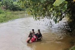 Người đ&agrave;n &ocirc;ng bị lũ cuốn tr&ocirc;i, may mắn tho&aacute;t nạn trong gang tấc
