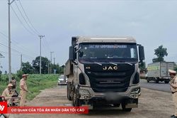 Xe chở quá tải 82%, tài xế và doanh nghiệp bị phạt nặng