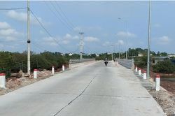 Người dân phản ánh cầu đang thi công xuất hiện vết nứt, đại diện UBND phường nói gì?