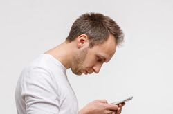 Chuyện gì xảy ra với cột sống khi cúi đầu bấm điện thoại hàng ngày?