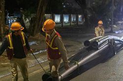 Công nhân trắng đêm cắt cây, hạ ngầm cáp phục vụ dự án cầu vượt Phạm Tu ở Hà Nội