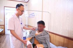 Hai vợ chồng phải đi cấp cứu sau khi cùng chuẩn bị bữa tối