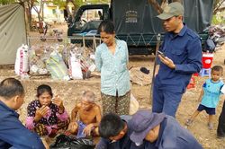 Bên này biên giới, vẫn còn những mái nhà chưa thôi chờ đợi