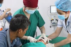 Bị chó hàng xóm cắn, bé trai 2 tuổi tổn thương nghiêm trọng vùng mặt