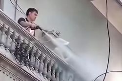 Khởi tố người đàn ông xịt nước vào thợ tháo dỡ ở Hà Nội