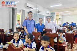 Tuổi trẻ VKSND tỉnh Cà Mau đồng hành cùng học sinh có hoàn cảnh khó khăn