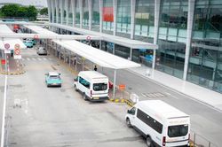 Sân bay Nội Bài cho xe biển vàng đón trả, khách trước sảnh tại Nhà ga T1