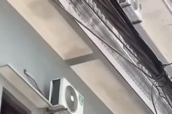 Khởi tố người đàn ông xịt vòi cao áp vào thợ tháo dỡ nhà sát vách