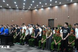 24 năm t&ugrave; cho đ&ocirc;i vợ chồng tổ chức 'bay lắc' trong qu&aacute;n karaoke