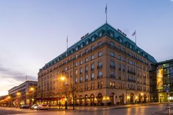 Kh&aacute;ch sạn Adlon huyền thoại ở Berlin đang được rao b&aacute;n