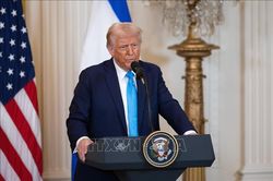 Tổng thống Trump yêu cầu các 'ông lớn năng lượng' giảm giá bán lẻ để hỗ trợ người dân