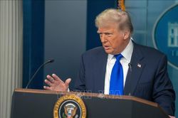 Tổng thống Trump cảnh báo Iran về hậu quả từ đàm phán thất bại và eo biển Hormuz vẫn bị phong tỏa