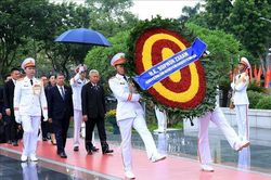 Chủ tịch Quốc hội kiêm Chủ tịch Hạ viện Thái Lan viếng Chủ tịch Hồ Chí Minh và tưởng niệm các Anh hùng liệt sĩ