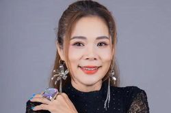 Cuộc sống ở tuổi 54 của nữ ca sĩ từng vắng b&oacute;ng showbiz 10 năm
