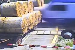 Đoàn tàu đâm trúng xe chở rơm dừng giữa đường ray