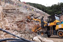 Cận cảnh những mũi khoan đầu ti&ecirc;n khai hầm Ho&agrave;ng Li&ecirc;n