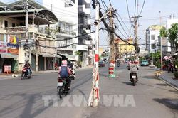 Tréo ngoe hàng chục trụ điện chơi vơi giữa con đường nghìn tỷ
