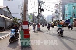 TP. Hồ Chí Minh: Hàng chục cột điện án ngữ giữa đường Chu Văn An