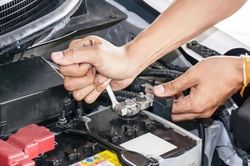 Xe để lâu không đi, có nên lắp bộ ngắt kết nối ắc quy?