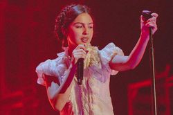 Olivia Rodrigo chiếm trọn spotlight với váy babydoll cổ điển
