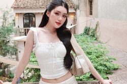 Phương Oanh diện áo hai dây corset khéo khoe vòng eo con kiến