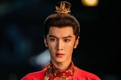 Trần Triết Viễn gây chú ý nhờ vẻ uy quyền trong Ngự Đình Dao
