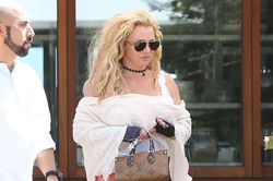 Britney Spears diện váy ren xuyên thấu sau khi gây tranh cãi vì hành động trên xe
