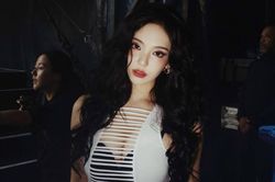 Ningning (aespa) gây sốt với trang phục cắt xẻ táo bạo
