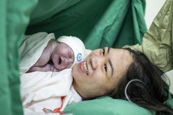 Tiếng khóc đầu đời và cuộc chạy đua ngăn virus viêm gan B