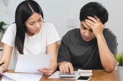 Vợ chồng trẻ thu nhập 21 triệu đồng muốn tìm giải pháp để tiết kiệm vài triệu mỗi tháng