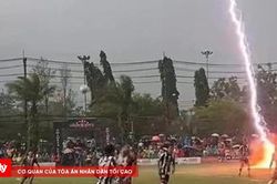Cầu thủ Thái Lan bị sét đánh tử vong khi đang thi đấu