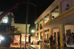 Xuyên đêm xây trường