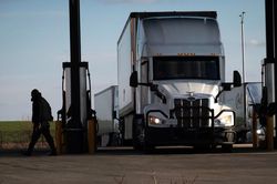 Giá dầu diesel trở thành bài toán khó với Tổng thống Trump