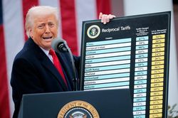 Ch&iacute;nh quyền Tổng thống Trump đ&atilde; ho&agrave;n khoảng 100 tỷ USD tiền thuế đối ứng
