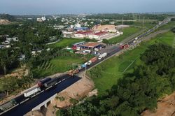 Bộ X&acirc;y dựng y&ecirc;u cầu cắt giảm khối lượng nh&agrave; thầu chậm tiến độ tại cao tốc Cam Lộ - La Sơn