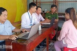 Xã Óc Eo mở 'Tuần lễ dịch vụ công trực tuyến', hỗ trợ người dân làm thủ tục tại ấp