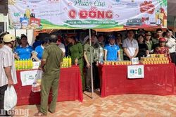Trao 300 phần quà tại 'Phiên chợ 0 đồng' xã Nhơn Mỹ